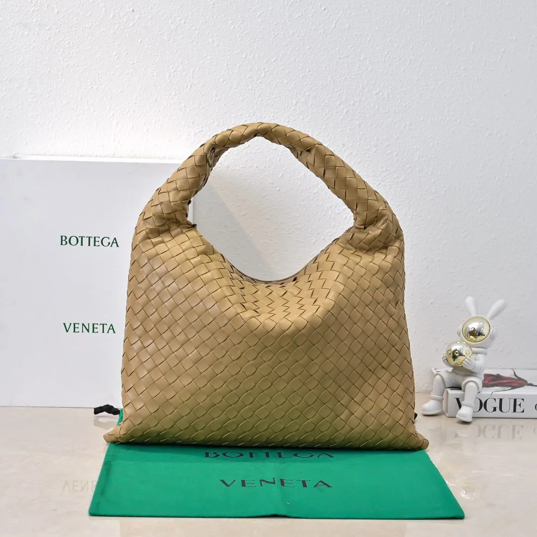 Batch 1960 #Bv new medium-sized HOP bag, the bag body and handles are made of a whole piece of woven leather. The bag body is soft and lazy. Hop symbolizes the praise of innovation and eternal craftsmanship [love]. The pyramid silhouette combines practicality and fashion. It is modern and casual, and the bag mouth is double-sided closed design, more convenient and safe! The cowhide texture also makes the bag more wear-resistant and durable. A must-have for fashionable ladies who like minimalism yet comfortable and casual! Size: 46x21x10cm Model: 6262